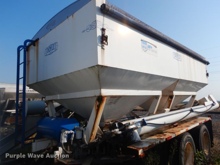 image for item JG9146 1998 International 8100  fertilizer delivery truck