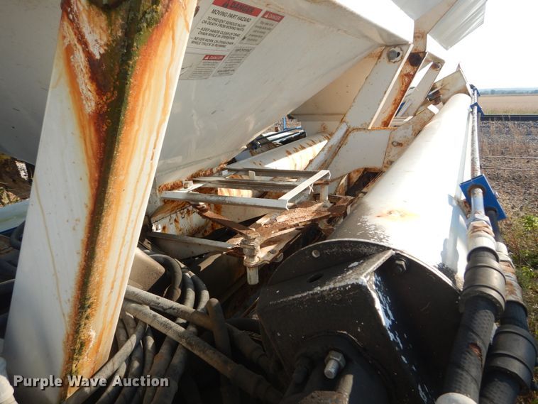 image for item JG9146 1998 International 8100  fertilizer delivery truck