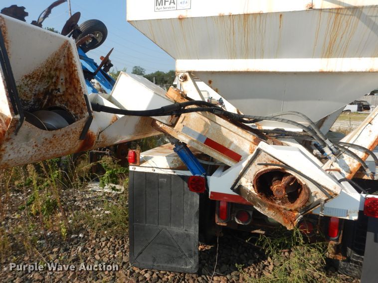 image for item JG9146 1998 International 8100  fertilizer delivery truck