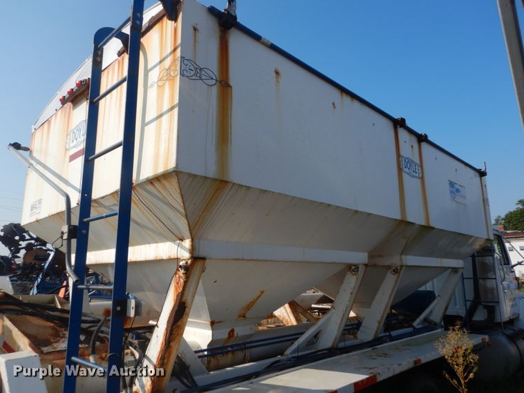 image for item JG9146 1998 International 8100  fertilizer delivery truck