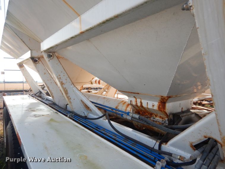 image for item JG9146 1998 International 8100  fertilizer delivery truck