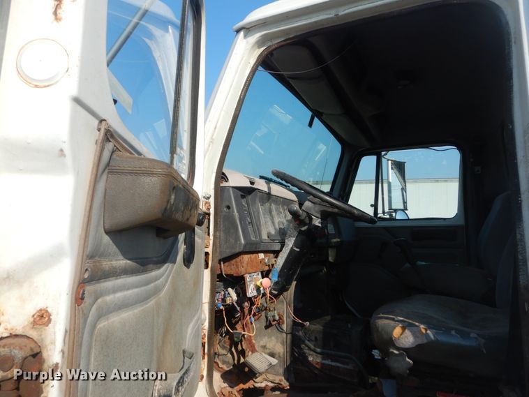 image for item JG9146 1998 International 8100  fertilizer delivery truck