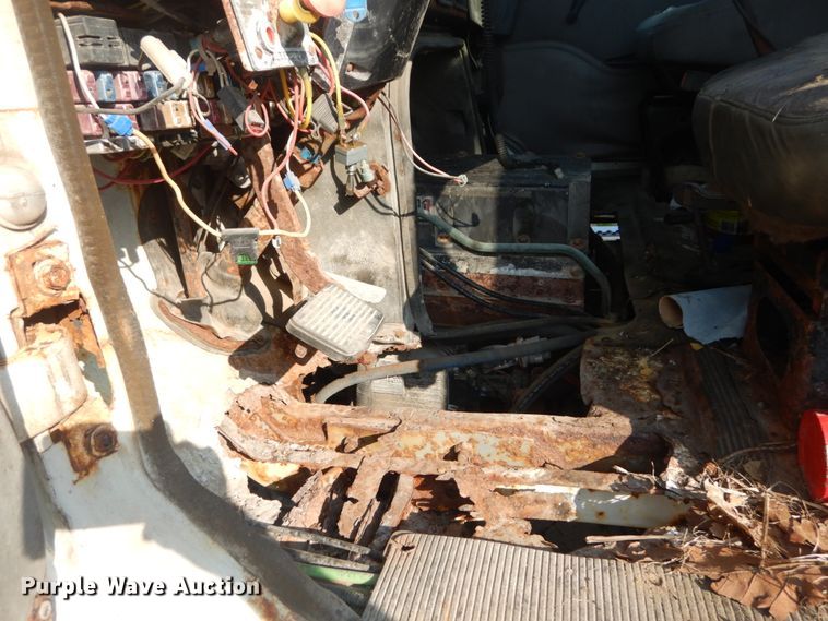 image for item JG9146 1998 International 8100  fertilizer delivery truck