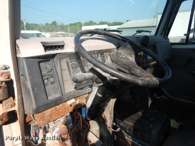 image for item JG9146 1998 International 8100  fertilizer delivery truck