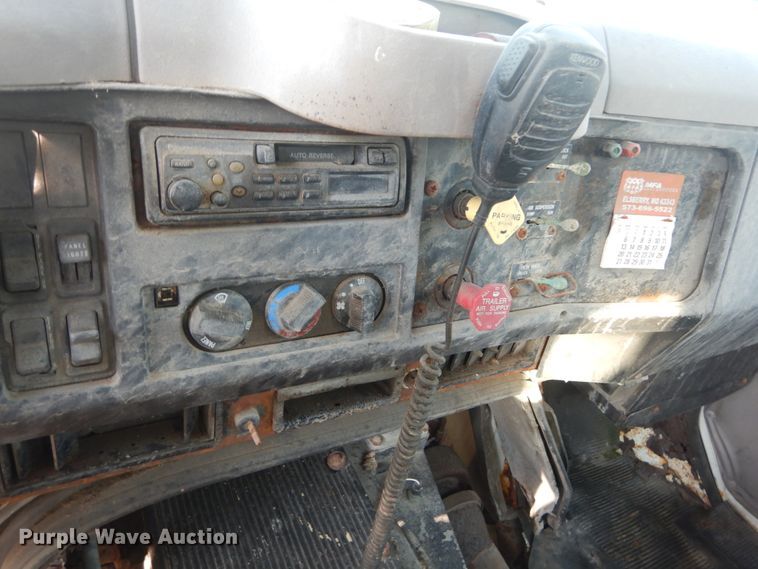 image for item JG9146 1998 International 8100  fertilizer delivery truck