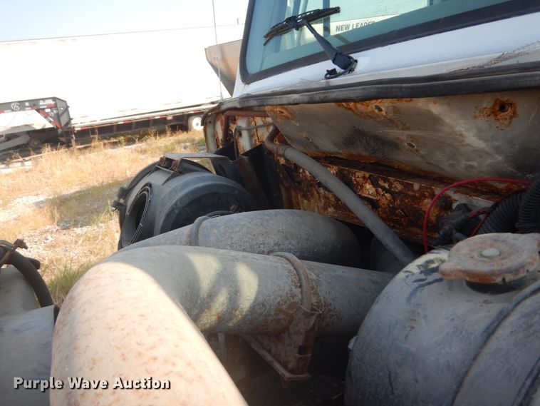 image for item JG9146 1998 International 8100  fertilizer delivery truck