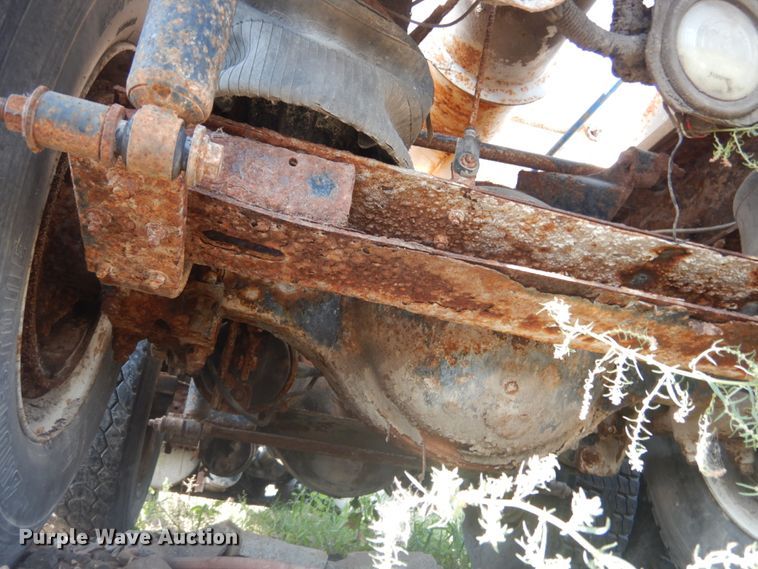 image for item JG9146 1998 International 8100  fertilizer delivery truck