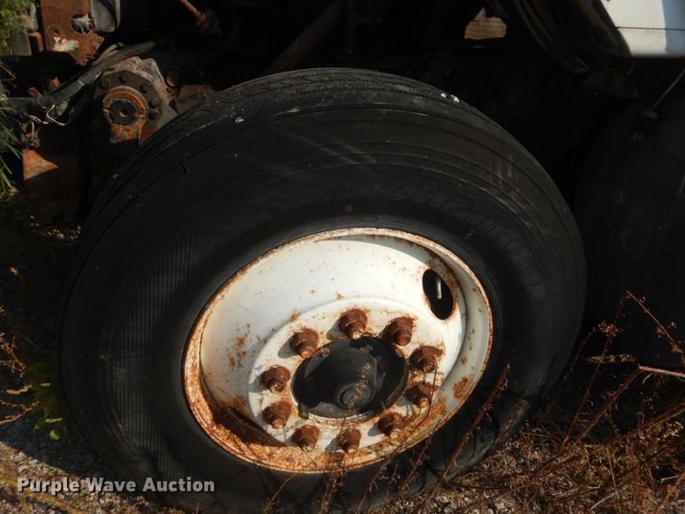 image for item JG9146 1998 International 8100  fertilizer delivery truck