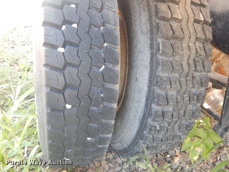 image for item JG9146 1998 International 8100  fertilizer delivery truck