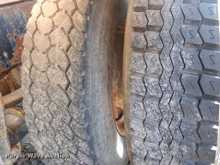 image for item JG9146 1998 International 8100  fertilizer delivery truck