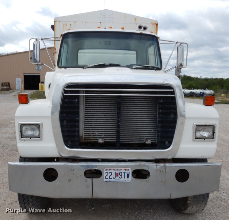 image for item KI9593 1994 Ford LT8000  fertilizer delivery truck