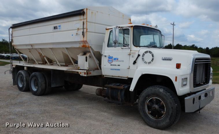 image for item KI9593 1994 Ford LT8000  fertilizer delivery truck