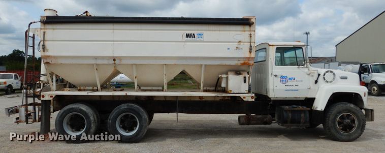 image for item KI9593 1994 Ford LT8000  fertilizer delivery truck