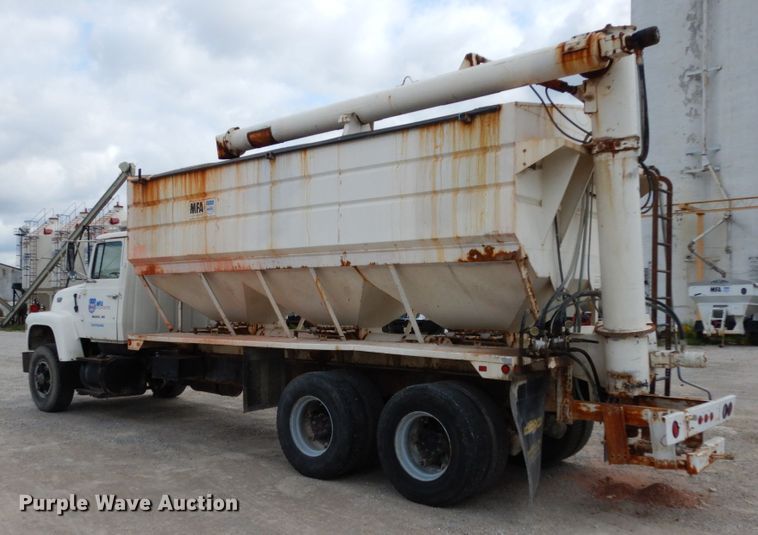 image for item KI9593 1994 Ford LT8000  fertilizer delivery truck