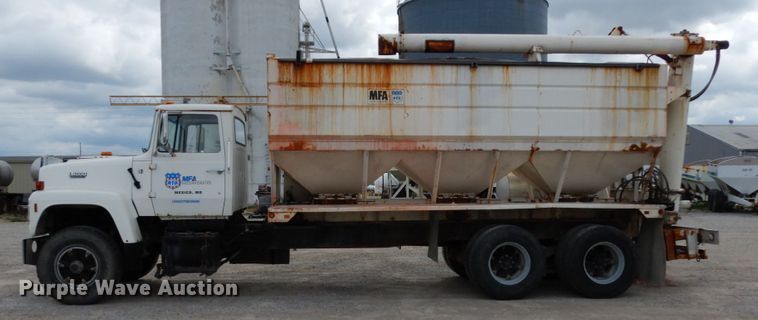 image for item KI9593 1994 Ford LT8000  fertilizer delivery truck