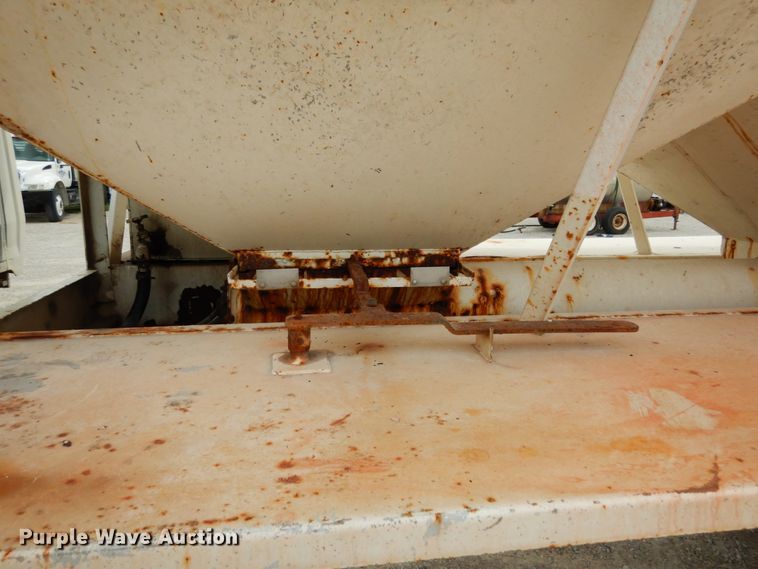 image for item KI9593 1994 Ford LT8000  fertilizer delivery truck