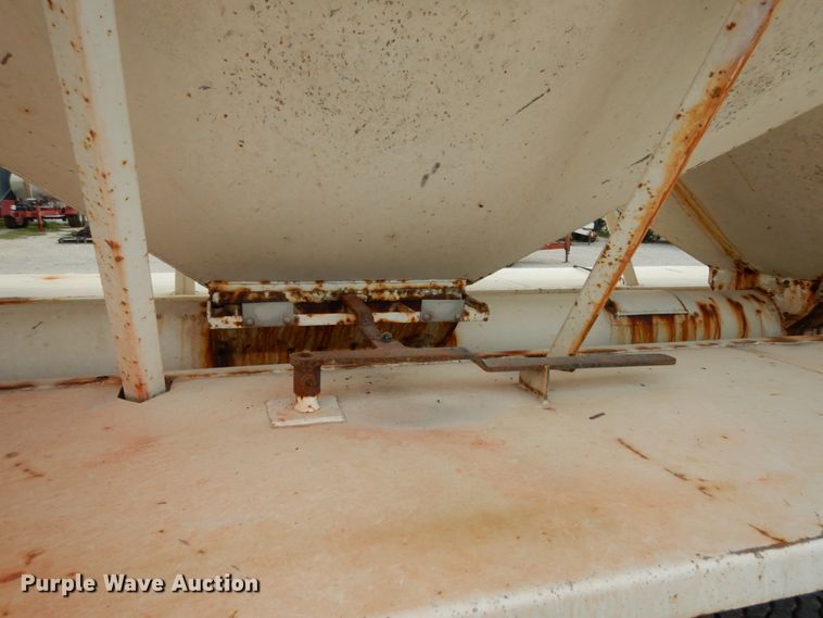 image for item KI9593 1994 Ford LT8000  fertilizer delivery truck