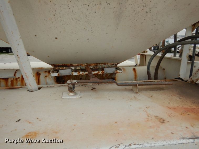 image for item KI9593 1994 Ford LT8000  fertilizer delivery truck