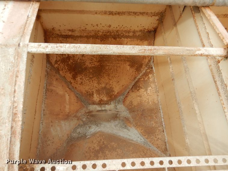 image for item KI9593 1994 Ford LT8000  fertilizer delivery truck