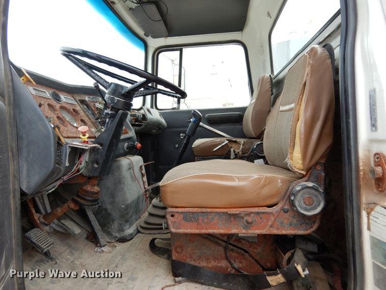 image for item KI9593 1994 Ford LT8000  fertilizer delivery truck