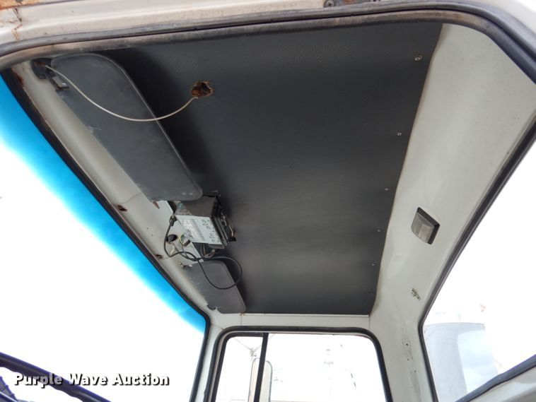 image for item KI9593 1994 Ford LT8000  fertilizer delivery truck