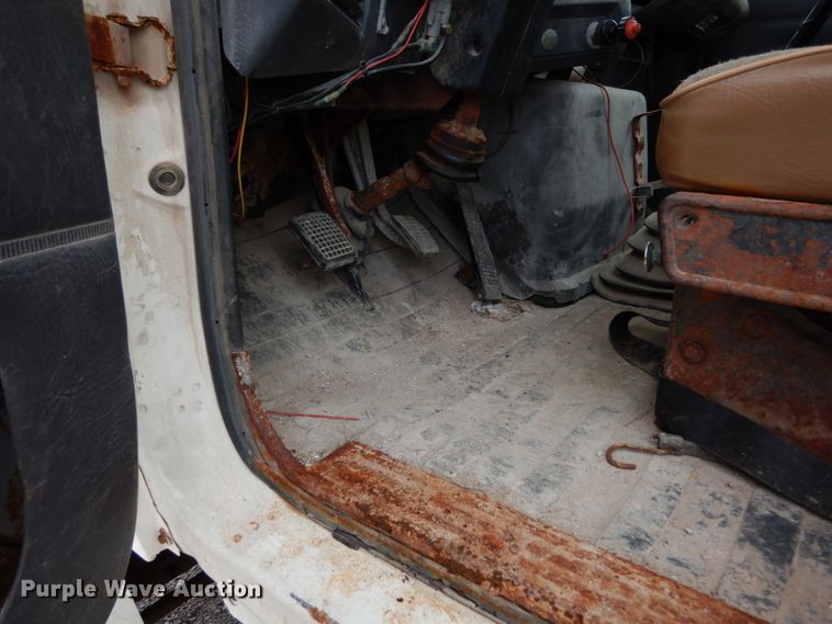 image for item KI9593 1994 Ford LT8000  fertilizer delivery truck