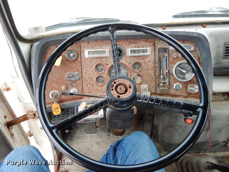 image for item KI9593 1994 Ford LT8000  fertilizer delivery truck