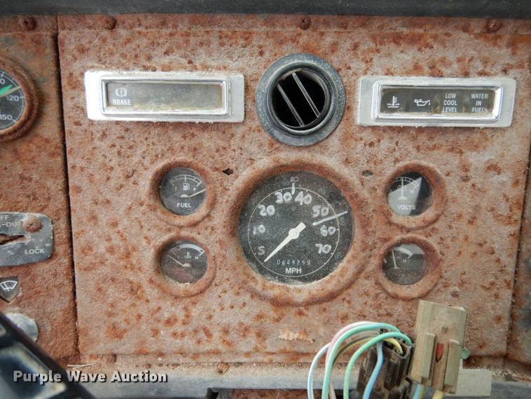 image for item KI9593 1994 Ford LT8000  fertilizer delivery truck