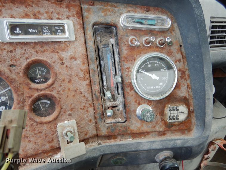 image for item KI9593 1994 Ford LT8000  fertilizer delivery truck