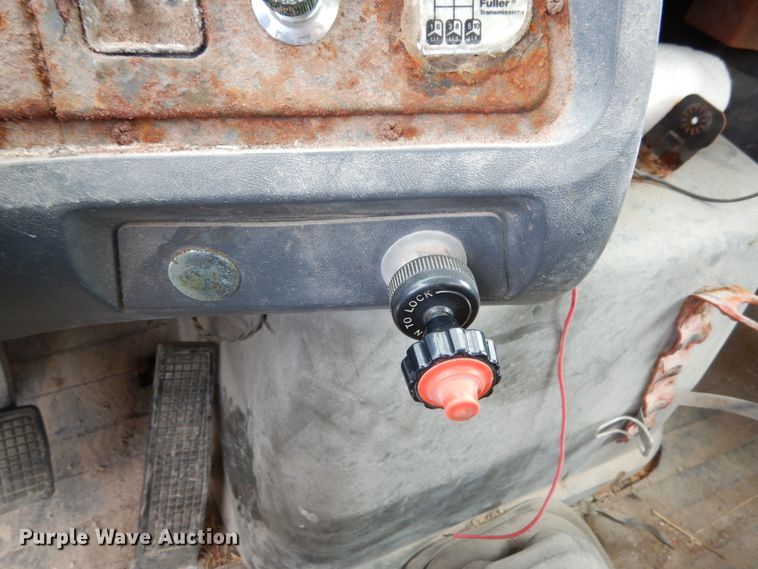 image for item KI9593 1994 Ford LT8000  fertilizer delivery truck