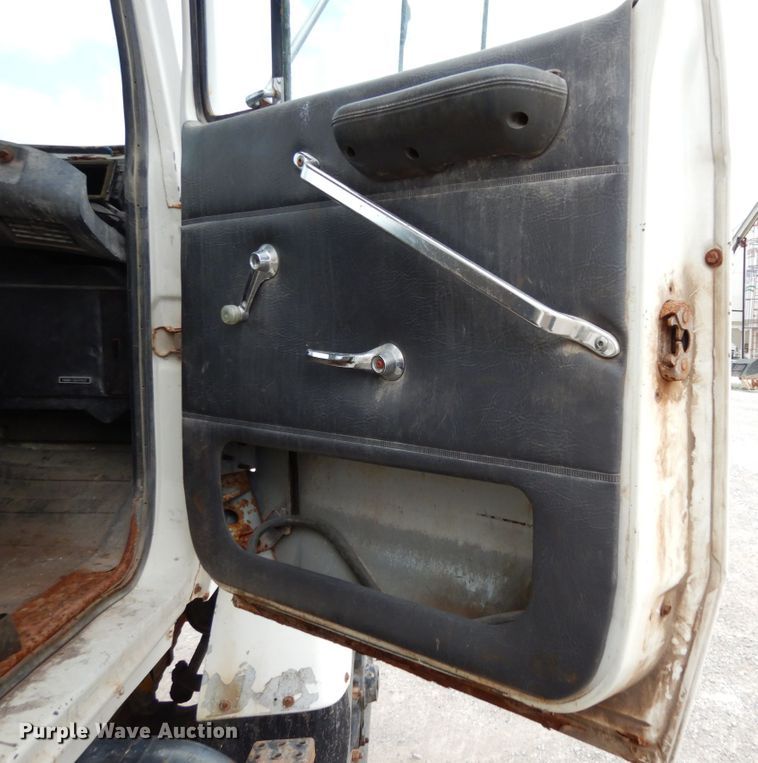 image for item KI9593 1994 Ford LT8000  fertilizer delivery truck