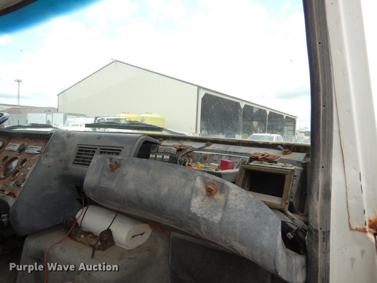 image for item KI9593 1994 Ford LT8000  fertilizer delivery truck