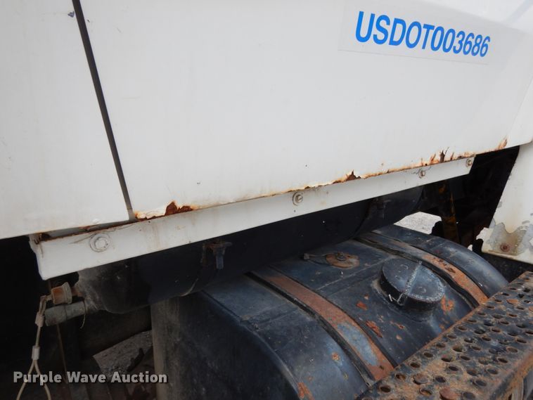 image for item KI9593 1994 Ford LT8000  fertilizer delivery truck