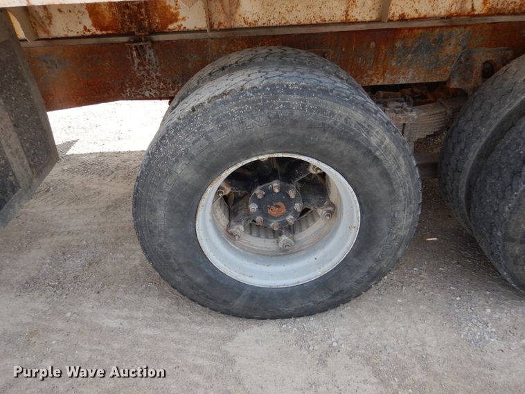 image for item KI9593 1994 Ford LT8000  fertilizer delivery truck