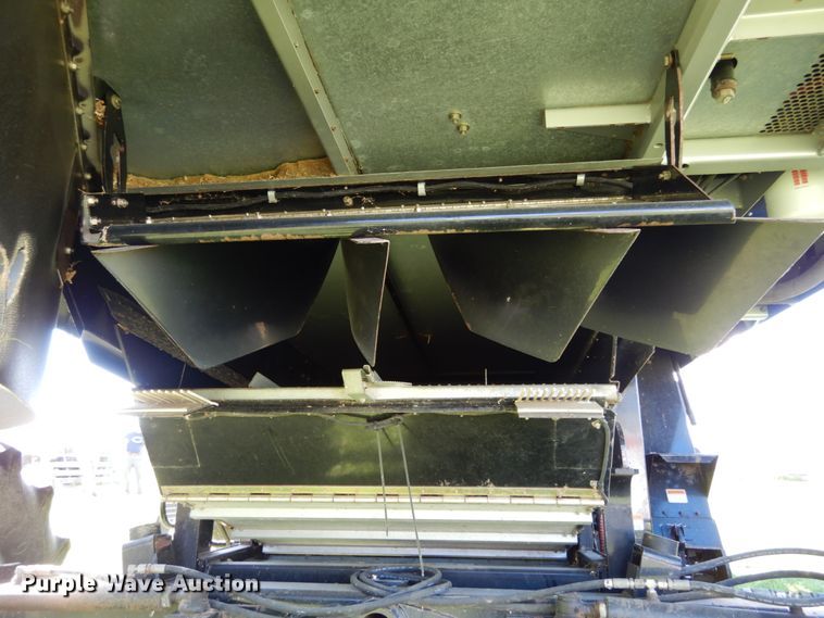 image for item KI9613 2005 Gleaner R55  RWA combine