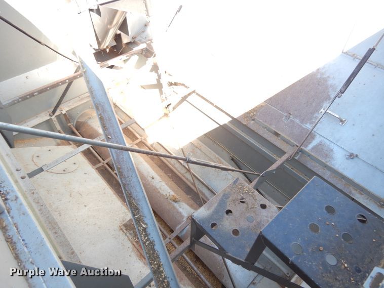 image for item KI9613 2005 Gleaner R55  RWA combine