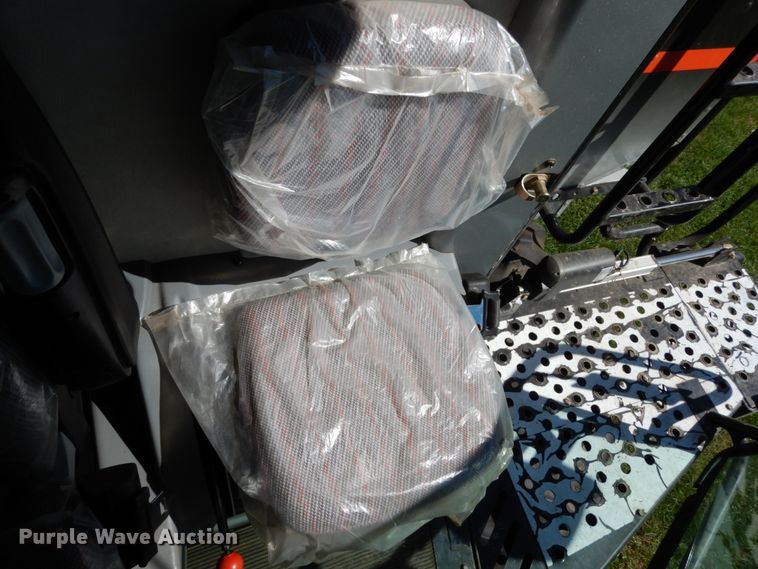 image for item KI9613 2005 Gleaner R55  RWA combine