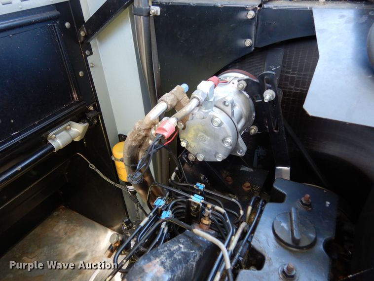 image for item KI9613 2005 Gleaner R55  RWA combine