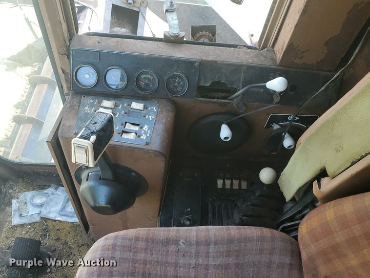 image for item KK9188 1983 Gleaner L3  combine