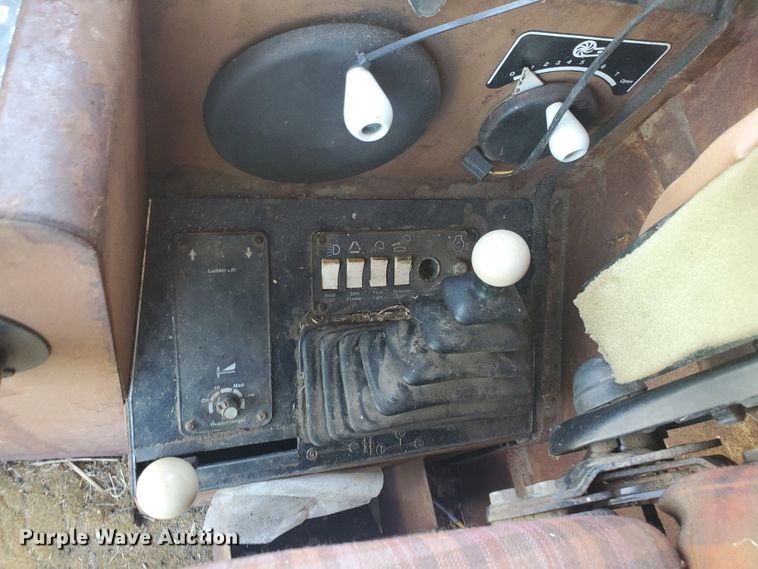 image for item KK9188 1983 Gleaner L3  combine