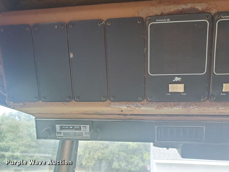 image for item KK9188 1983 Gleaner L3  combine