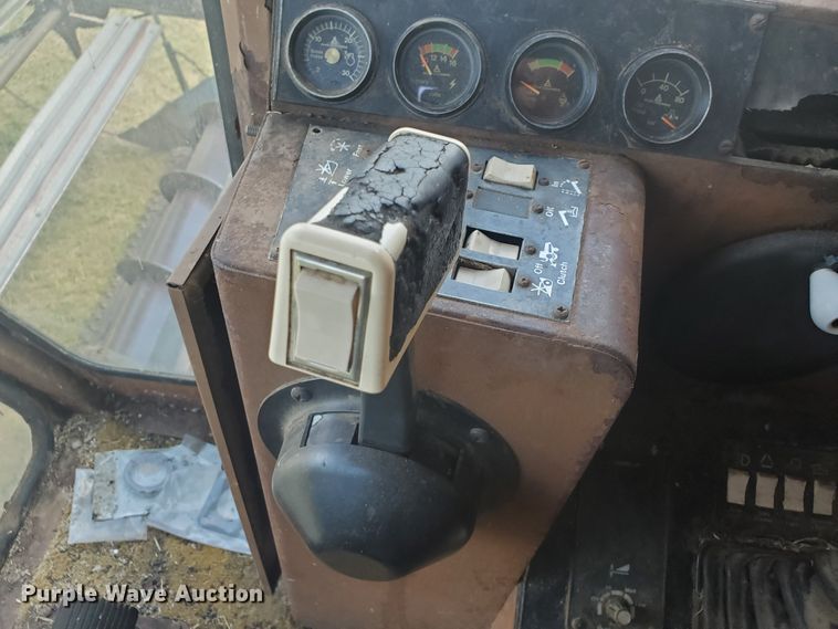 image for item KK9188 1983 Gleaner L3  combine