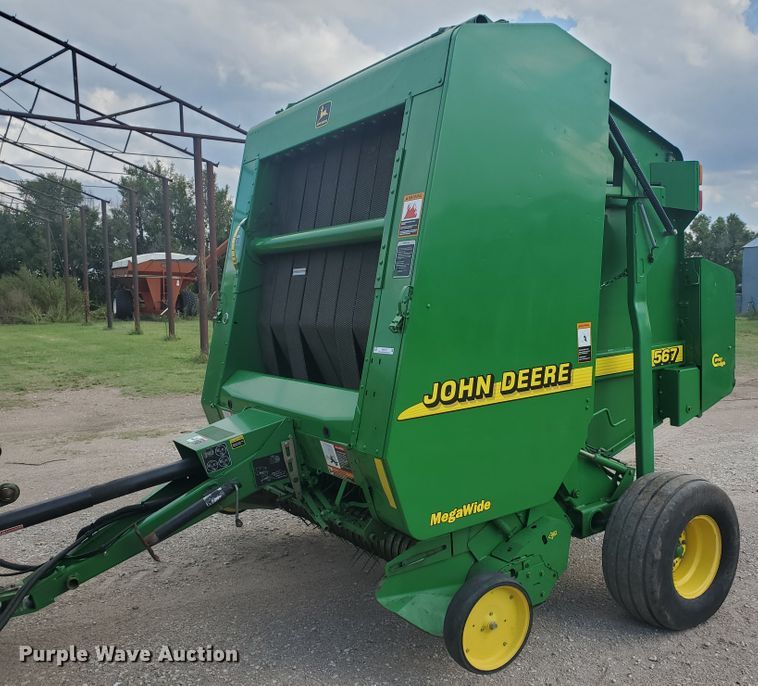 image for item KK9197 2001 John Deere 567  round baler