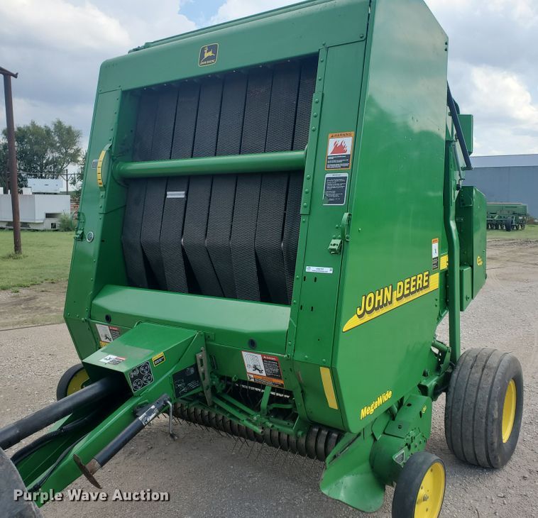 image for item KK9197 2001 John Deere 567  round baler