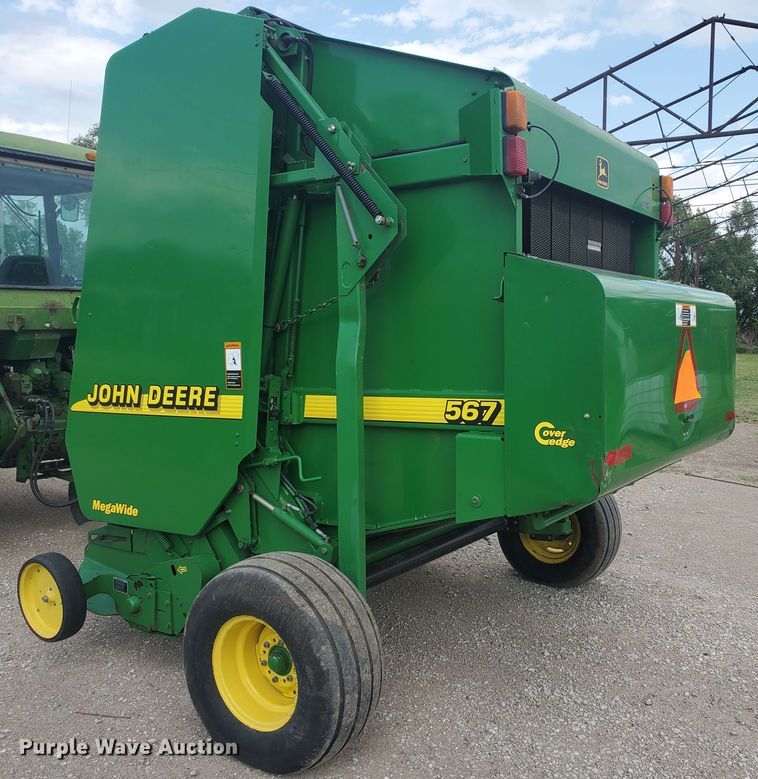 image for item KK9197 2001 John Deere 567  round baler