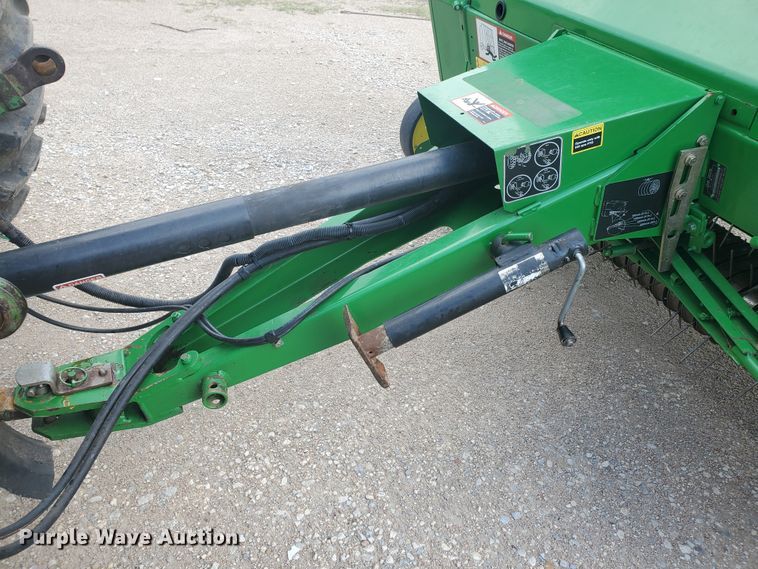 image for item KK9197 2001 John Deere 567  round baler