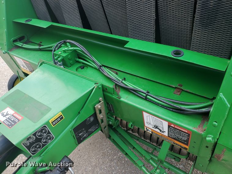 image for item KK9197 2001 John Deere 567  round baler