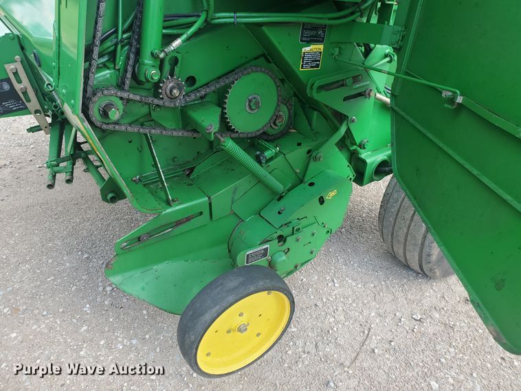image for item KK9197 2001 John Deere 567  round baler