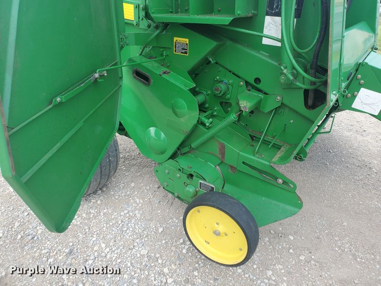 image for item KK9197 2001 John Deere 567  round baler