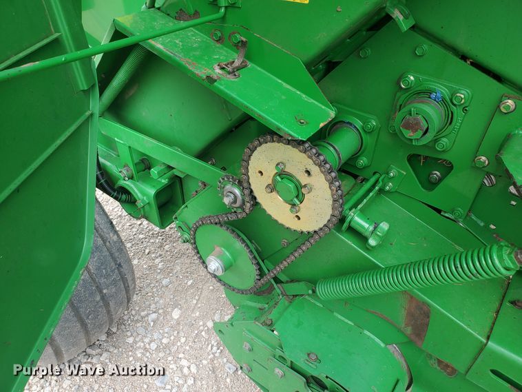 image for item KK9197 2001 John Deere 567  round baler
